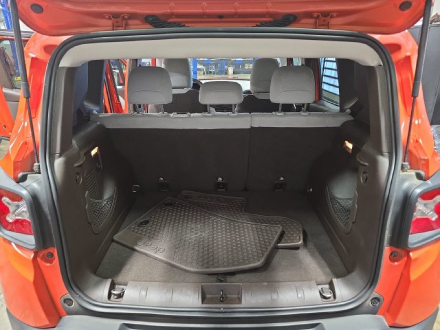 Used 2017 Jeep Renegade Latitude w/ Cold Weather Group AWD/4WD image 16