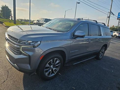 Used 2022 Chevrolet Suburban LT w/ Luxury Package AWD/4WD image 4