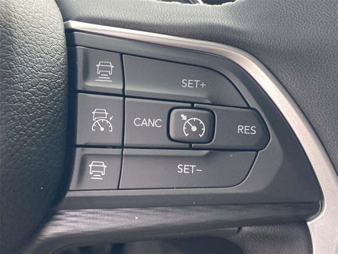 New 2025 Jeep Grand Cherokee Altitude image 23