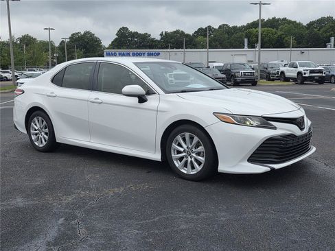 Used 2018 Toyota Camry LE FWD image 3