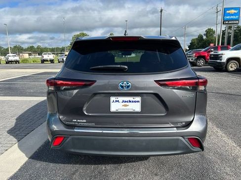 Used 2024 Toyota Highlander XLE FWD image 3