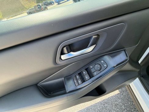 Used 2024 Nissan Rogue SV AWD/4WD image 17