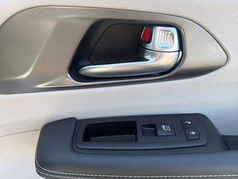 Used 2024 Chrysler Pacifica Touring-L FWD image 22
