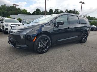New 2027 Chrysler Pacifica Limited FWD video 3