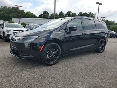 New 2027 Chrysler Pacifica Limited FWD image 3
