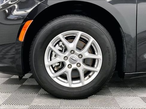 Used 2023 Chrysler Pacifica Touring-L FWD image 10