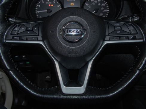 Used 2020 Nissan Rogue SV image 11