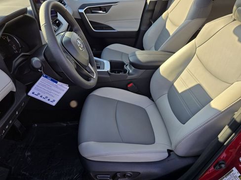 Used 2025 Toyota RAV4 XLE Premium image 33