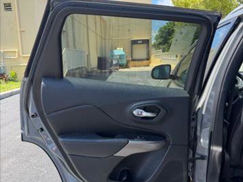 Used 2019 Jeep Cherokee Limited AWD/4WD image 19