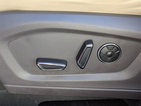 Used 2020 Ford Explorer Platinum w/ Premium Technology Package image 22