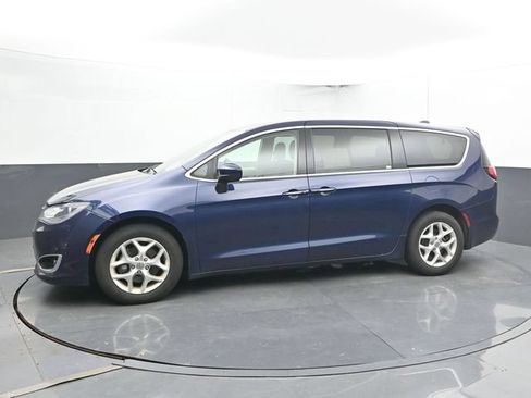 Used 2017 Chrysler Pacifica Touring Plus w/ Tire & Wheel Group FWD image 8