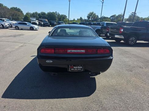 Used 2012 Dodge Challenger SXT RWD image 3