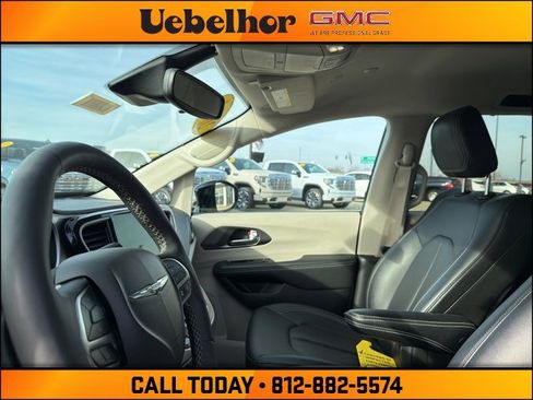 Used 2024 Chrysler Pacifica Touring-L image 26