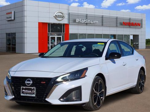 Used 2025 Nissan Altima 2.5 SR image 2