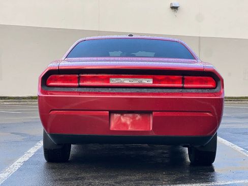 Used 2010 Dodge Challenger SE image 4
