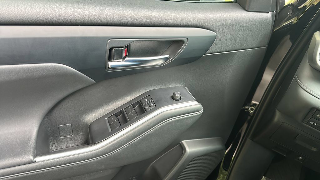 Used 2022 Toyota Highlander XSE FWD image 22