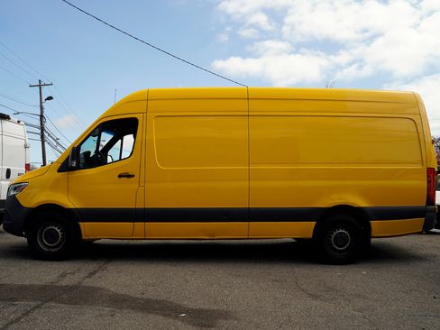 Used 2021 Mercedes-Benz Sprinter 2500 image 4