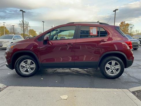 Used 2022 Chevrolet Trax LT w/ LT Convenience Package image 4