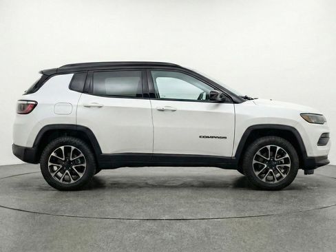 Used 2025 Jeep Compass Trailhawk AWD/4WD image 8