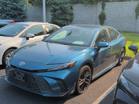 Used 2025 Toyota Camry SE FWD image 2