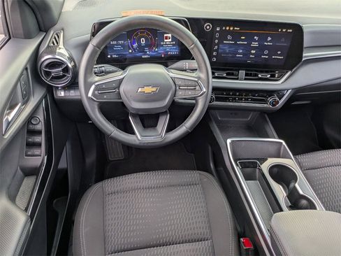 Used 2025 Chevrolet Equinox LT image 25