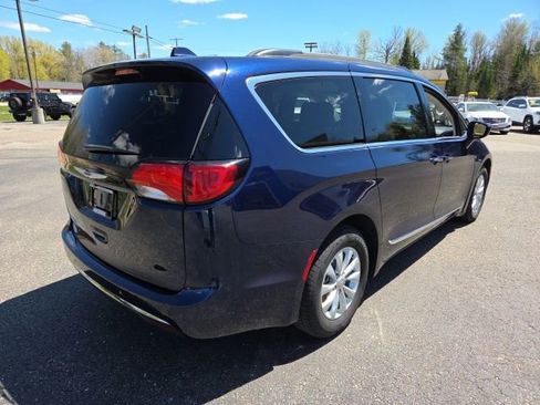 Used 2017 Chrysler Pacifica Touring-L FWD image 22