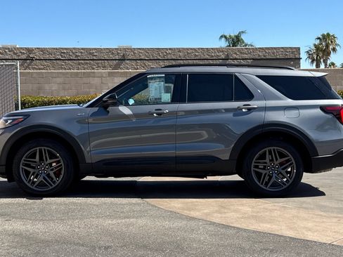 Used 2025 Ford Explorer ST-Line w/ ST-Line Street Pack AWD/4WD image 7