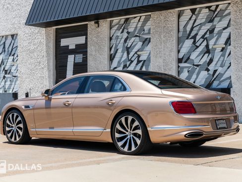 Used 2022 Bentley Flying Spur W12 image 11