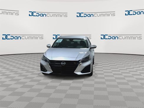 Used 2023 Nissan Altima 2.5 SV image 4
