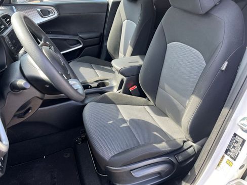 Used 2025 Kia Soul LX w/ LX Technology Package image 32