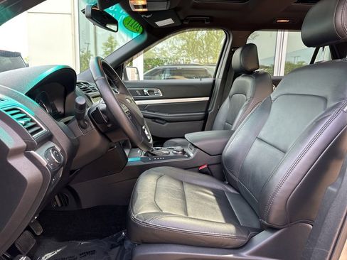 Used 2017 Ford Explorer XLT w/ Equipment Group 202A AWD/4WD image 37