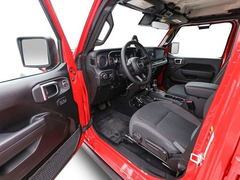 Used 2025 Jeep Gladiator Rubicon w/ Convenience Group AWD/4WD image 11