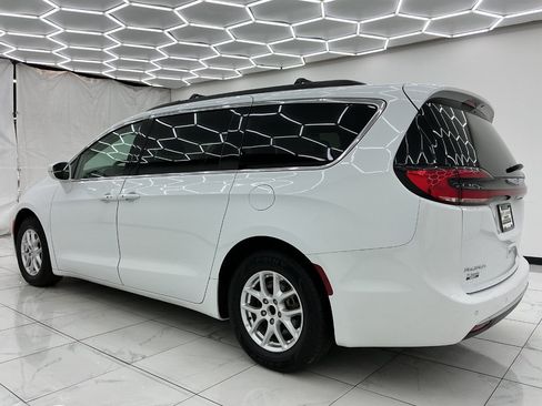 Used 2022 Chrysler Pacifica Touring-L FWD image 11