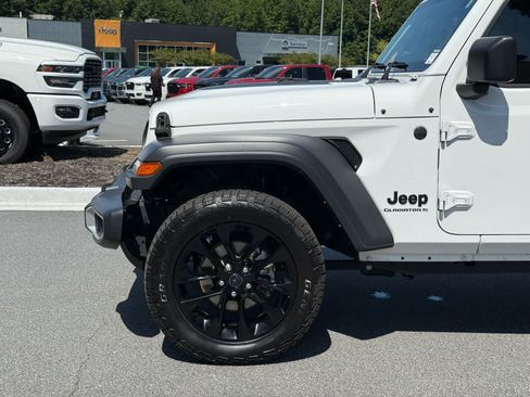 Used 2024 Jeep Gladiator Sport AWD/4WD image 11