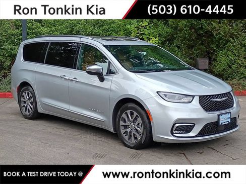 Used 2023 Chrysler Pacifica Pinnacle FWD image 1