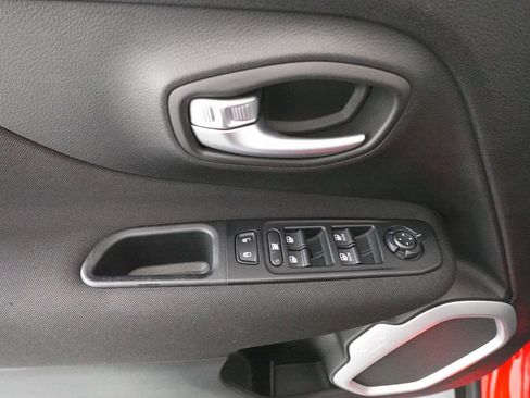 Used 2019 Jeep Renegade Latitude w/ Cold Weather Group image 9