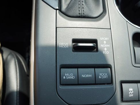 Used 2021 Toyota Highlander XLE AWD/4WD image 33