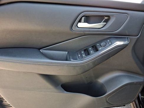Used 2025 Nissan Rogue SV FWD image 14