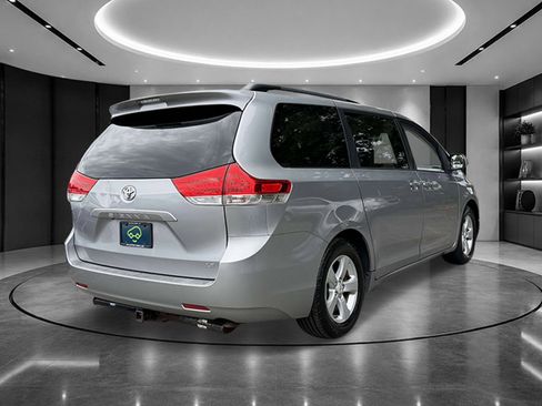 Used 2012 Toyota Sienna LE FWD image 5