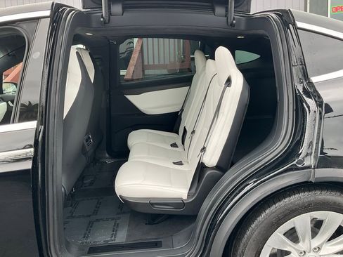 Used 2018 Tesla Model X 75D image 25