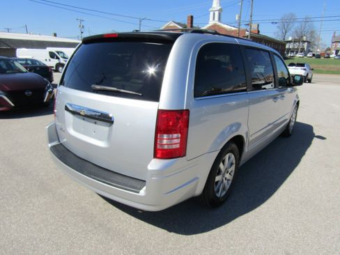 Used 2008 Chrysler Town & Country Touring FWD image 3