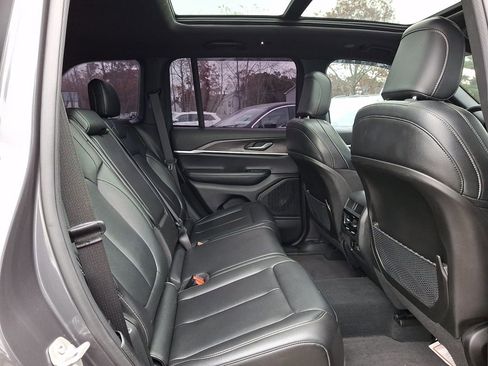 Used 2024 Jeep Grand Cherokee Limited w/ Black Appearance Package image 15