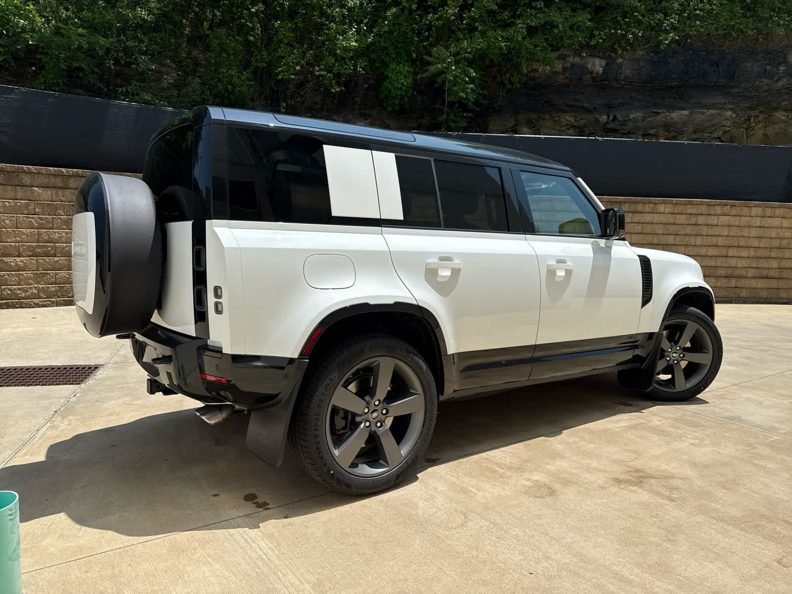 Used 2025 Land Rover Defender 110 V8 AWD/4WD image 3