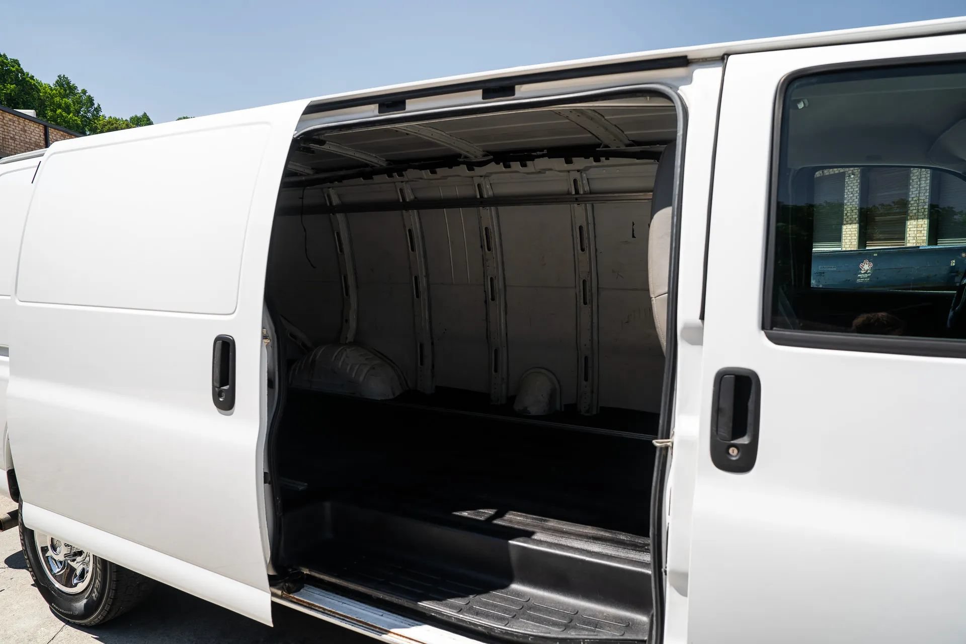 Used 2016 Chevrolet Express 2500 Extended RWD image 25