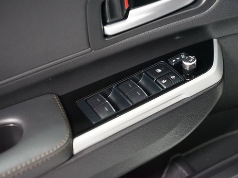 Used 2025 Toyota Sienna Limited image 32