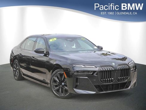 Used 2025 BMW i7 xDrive60 w/ Premium Package AWD/4WD image 1
