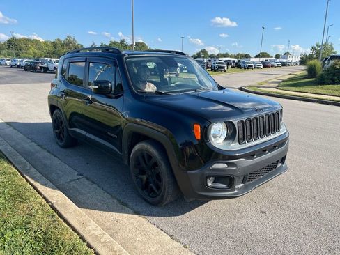 Used 2018 Jeep Renegade Altitude FWD image 2