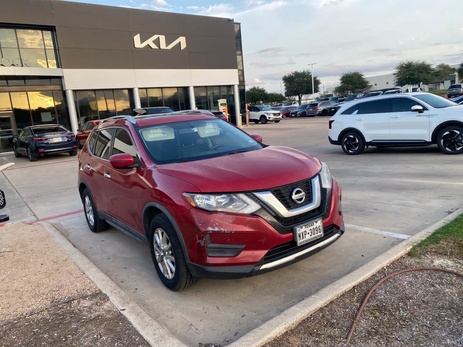 Used 2017 Nissan Rogue SV AWD/4WD image 4