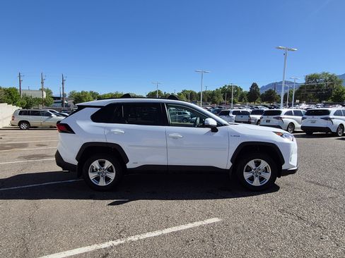 Used 2021 Toyota RAV4 XLE w/ Convenience Package AWD/4WD image 6