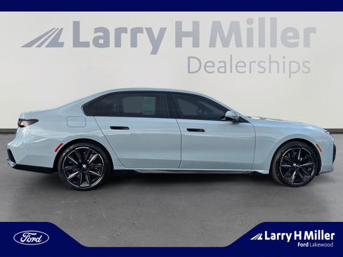 Used 2025 BMW 760i xDrive w/ Premium Package image 6